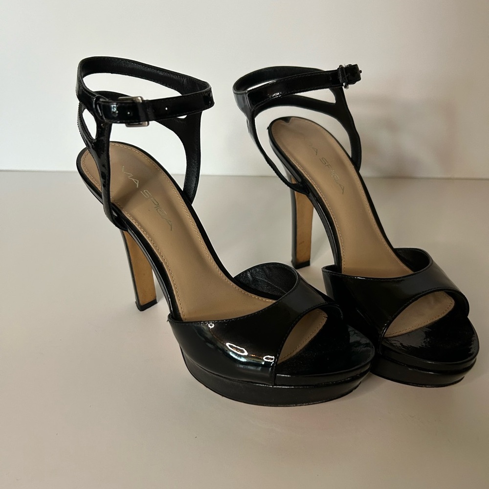 VIA SPIGA HEELS, SIZE 6. 4.5” HEEL